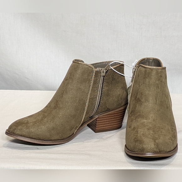 NEW Amazon Essentials Womens Aola Ankle Boot Micro-Suede Sz 5.5 Taupe - Picture 1 of 4